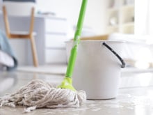 Misturar vinagre na água para limpar os pisos da casa é um truque eficaz?