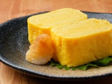 Até mesmo iniciantes conseguem fazer essa receita fácil de omelete japonês: tamagoyaki com uma textura lisa e perfeita