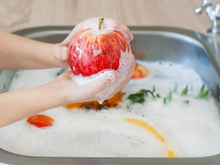Polêmica: pode lavar fruta com sabão? Veja explica a maneira correta de higienizá-las segundo especialistas