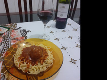 Petisco de almôndegas ao molho de vinho e gengibre