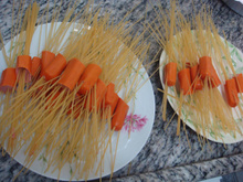 Macarrão com salsicha criativo