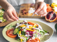 Poucas pessoas sabem, mas doença enfrentada por Evaristo Costa tem a ver com alimentação: veja alimentos que devem ser evitados, segundo estudo