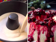 Você só precisa bater todos os ingredientes no liquidificador e levar ao congelador para fazer esse bolo de sorvete delicioso (com calda de frutas vermelhas fica divino!)