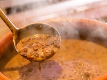 Você comete esse erro ao cozinhar o feijão? Essa combinação pode ser perigosa!