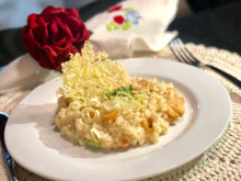 Risoto de camarão com alho poró e crosta de parmesão