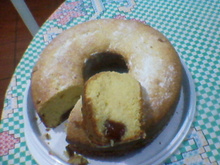 Bolo de fubá com goiabada e queijo