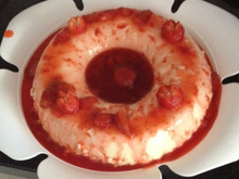 Pudim de iogurte com calda de morango