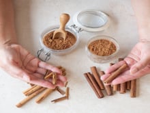 Colocar um pau de canela debaixo do travesseiro: entenda no TudoGostoso o que faz e por que muitos recomendam