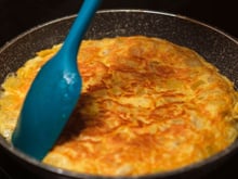 Julia, uma avó e cozinheira de 86 anos: “Para a omelete de batata, eu pico a cebola bem pequena e frito junto com as batatas”