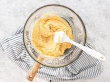 Esse é o recheio que vai deixar seus doces valendo milhões: ganache de Kinder Bueno cremosa