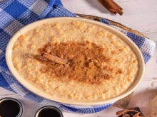 Descobri um jeito de fazer arroz doce com açúcar queimado que deixa a sobremesa muito mais gostosa