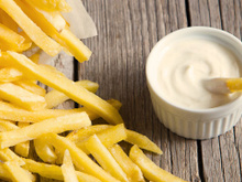 Essa é a melhor receita de maionese defumada que já provei: eu como com hambúrguer, friturinhas, batata e até salada, é perfeito!