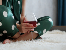 Beber álcool antes de dormir pode te ajudar a adormecer, mas tem um preço alto