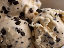 Sorvete caseiro sabor chocotorta viciante: é só bater tudo, juntar com cookie triturado e raspas de chocolate e levar ao freezer