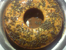 Bolo de cenoura com calda de chocolate