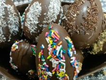 Cesta de ovo de chocolate com ovinhos variados