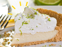 Tortinha vegana de limão e merengue: receita com coalhada de limão caseira e crostinha doce é um sonho para os amantes de limão