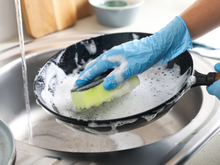 Poucas pessoas sabem, mas esse erro comum com detergente pode arruinar sua frigideira antiaderente