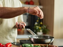 Truques para cozinhar com menos sal sem deixar a comida sem graça