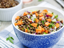 Salada de Ano-Novo sem maionese: o acompanhamento simples e refrescante que vai resolver a sua ceia da virada nessa onda de calor
