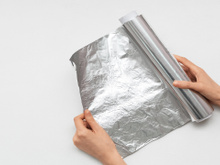 Achei que era esquisito, mas minha vida mudou desde que passei a enrolar o braço no papel-alumínio toda noite