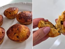 Muffin fofinho de maracujá mata a fome e a vontade de doce: não leva farinha, nem açúcar e fica molhadinho