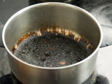 Misture vinagre branco e água exatamente nesta proporção e deixa as panelas velhas como novas