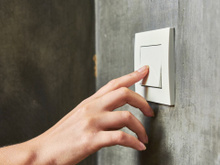 Por que os interruptores de luz sempre fazem um barulhinho de “clique”? Não é a eletricidade e o motivo simples vai te surpreender