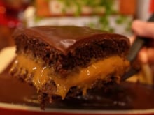 Molhadinho, fofinho e muito recheado: esse é o melhor bolo de pão de mel que já comi na vida