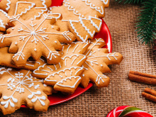 É só chegar o fim do ano que a família começa a cobrar: essa receita de biscoitos de Natal decorados é presença obrigatória em toda ceia