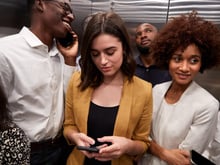 Tenha boas maneiras no elevador: é assim que você deve se comportar, de acordo com uma especialista em etiqueta