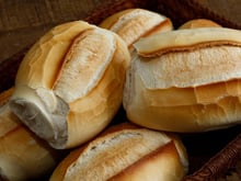 Não é na geladeira, nem na bancada: guarde o pão francês assim para durar mais e sempre ter fresquinho no café da manhã