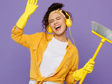 Eu sempre fiz errado, mas finalmente aprendi o jeito certo de higienizar vassouras e panos depois da faxina