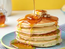 Panqueca americana fofinha para começar o domingo com aquele café da manhã de filme
