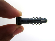 Se seu pai não te ensinou, eu te ensino como tirar a bucha da parede usando apenas um item de cozinha em poucos segundos