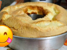 Meu café da manhã nunca mais foi o mesmo depois que aprendi esse bolo de pão de queijo, já fico com água na boca só de imaginar...