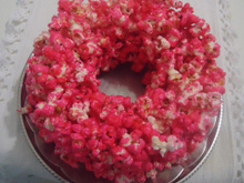 Bolo de pipoca é muito mais fácil de fazer do que você imagina e fica lindo enfeitando a mesa de Festa Junina