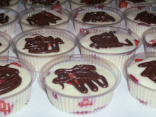 Creme gelado com morangos e um toque de ganache