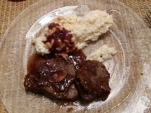 Medalhão de filé mignon ao falso molho madeira