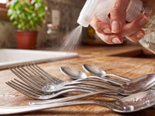 Para que serve borrifar vinagre em garfos, facas e colheres? Não entendia por que recomendavam e agora faço toda semana
