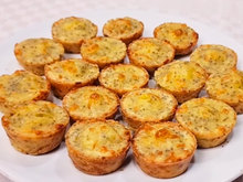 Tem fubá e polvilho em casa? Misture os dois e faça essa empadinha sem glúten para o seu lanche da tarde