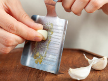 Minha vida na cozinha mudou depois que aprendi esse truque: ralar o alho faz toda a diferença