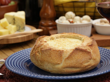 Sopa creme de queijos no pão italiano