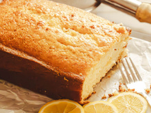 Um bolo macio e fresco, com um sabor delicado: bolo mágico de limão sem glúten e sem açúcar!