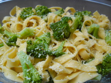 Talharim ao brócolis com alho e óleo