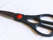 As pessoas estão descobrindo agora para que serve essa parte nos cabos da tesoura