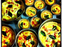 Quiche de queijo, tomate e manjericão