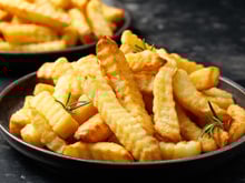 Suas batatas fritas ficarão perfeitas e crocantes com esse truque do TudoGostoso que faz toda a diferença