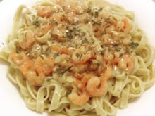 Talharim ao molho 4 queijos com camarões