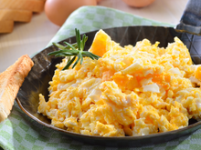 Adicionei um ingrediente diferente e fiz os ovos mexidos mais cremosos que já comi